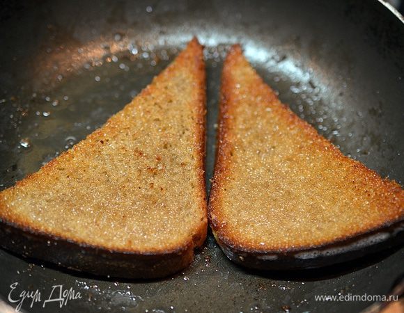 Хлеб порезать на треугольники и обжарить или подсушить в духовке.