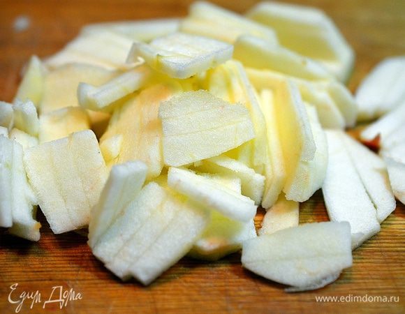 Яблоки почистить и нарезать соломкой.