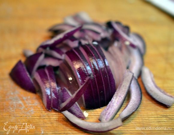 Лук почистить, нарезать соломкой.