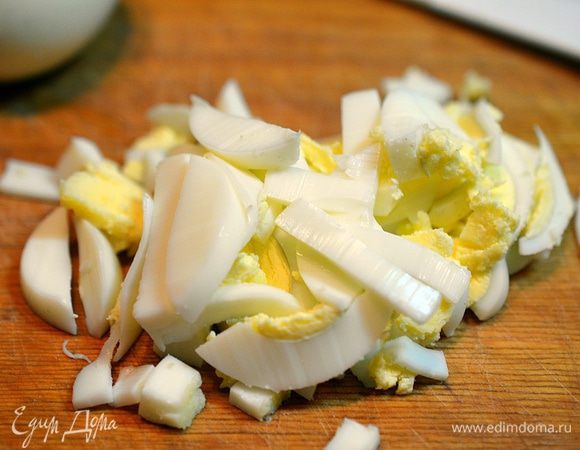 Яйца отварить, почистить, нарезать соломкой.