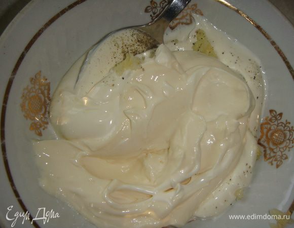 Яйцо отварить и натереть. Чеснок выдавить через пресс. Смешать в чашке яйцо, майонез, сыр, чеснок, перец черный.