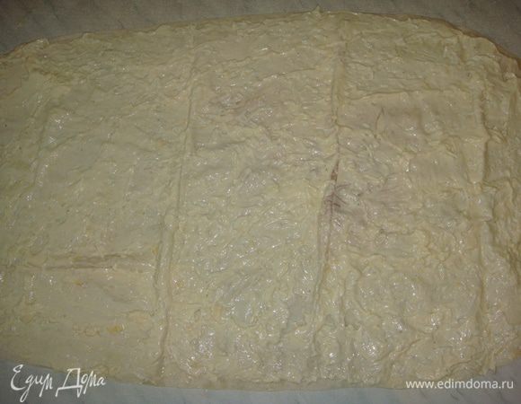 Смазать лаваш сырно-майонезной массой.