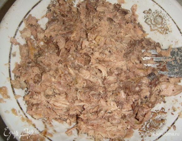 Тунца ТМ «Магуро» выложить из банки и размять вилкой.