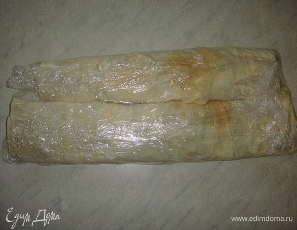 Обернуть пищевой пленкой и убрать в холодильник на 20 минут.