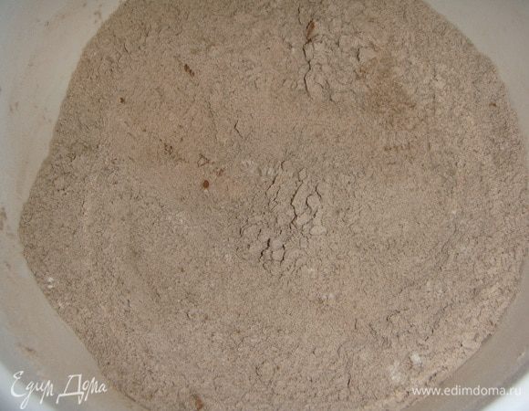 В чаше для взбивания соединяем все сухие ингредиенты: муку, 70 г какао, сахар, ванильный сахар, соль, соду. Все перемешиваем.