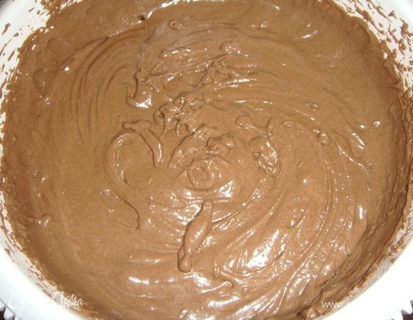 Добавляем к сухим ингредиентам: яйца, 350 г растопленного сливочного масла, арахисовое масло Biolio, молоко, сок. Все взбиваем миксером до однородного состояния.