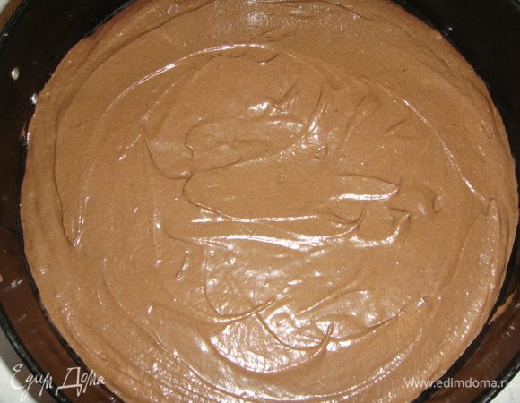 Дно формы для запекания застилаем пекарской бумагой. Выливаем половину теста и отправляем в разогретую до 180ºС духовку на 20 минут. Готовность проверяем зубочисткой. Так же печем второй корж.