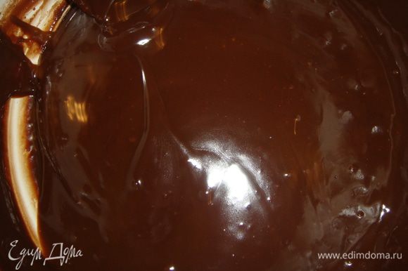 Сливки и шоколад подогреваем до растворения шоколада. Даем немного остыть.