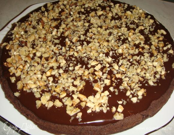 Сверху посыпаем рубленными грецкими орешками.