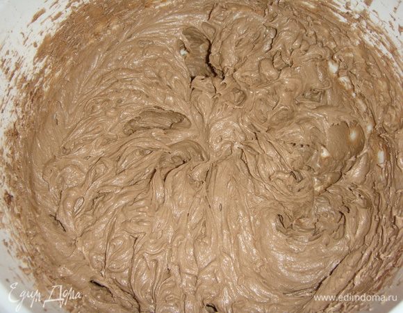 Для крема соединяем в чаше 100 г масла комнатной температуры, сгущенное молоко, ванильную творожную массу и взбиваем миксером. В конце добавляем 30 г какао и еще раз взбиваем.