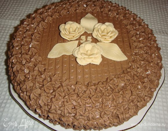Верх и бока торта украшаем кремом.