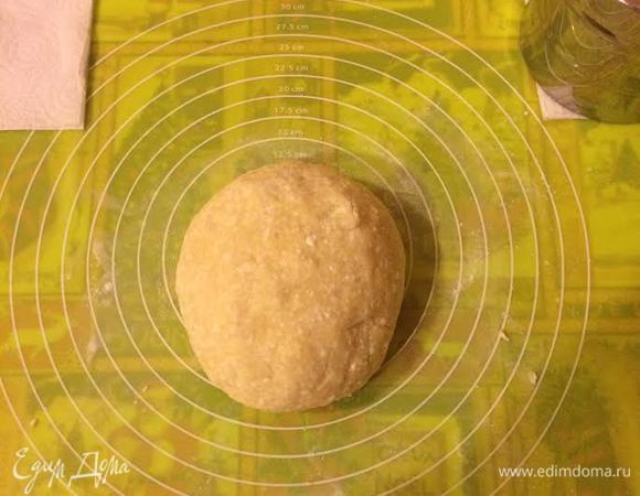 Тесто завернуть в пленку и отправить в холодильник на 30 минут.