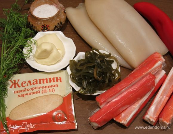 Подготовим тушки кальмаров, зелень, палочки крабовые, капусту морскую. Компоненты для желейной начинки — воду, желатин и майонез на перепелиных яйцах ТМ «Слобода».