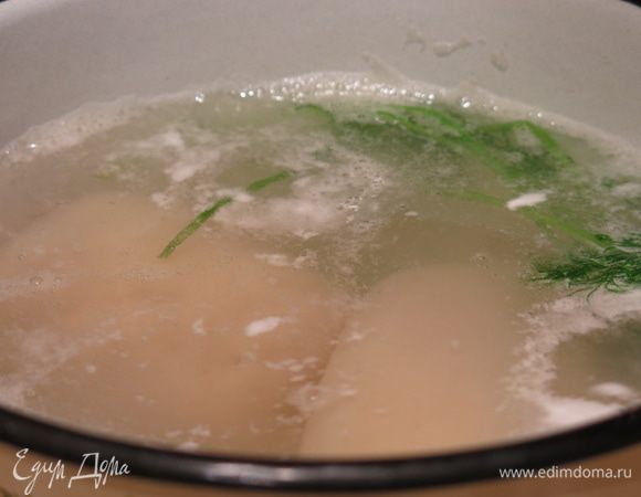 Опускаем в кипящую воду кальмары, варим 5 минут, сливаем воду, охлаждаем.