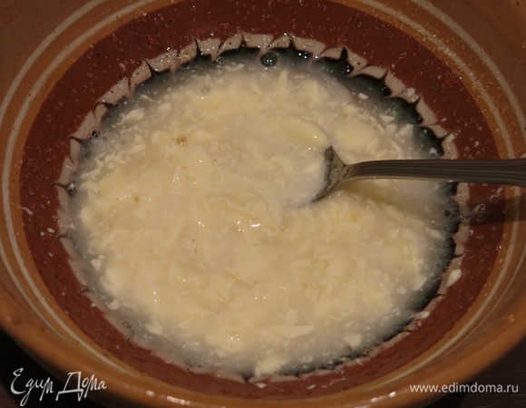 Пока варятся морепродукты, растворяем 1 ст. л. с горкой майонеза в желатине, перемешиваем. Майонез придаст пикантность соусу, дополнительно не солим.