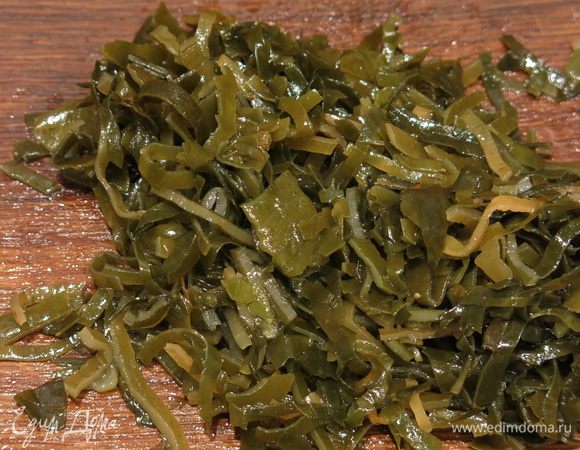 Нарезаем 100 гр морской капусты. Обычно капуста пряная, соленая, т.ч. дополнительные специи использовать не будем.