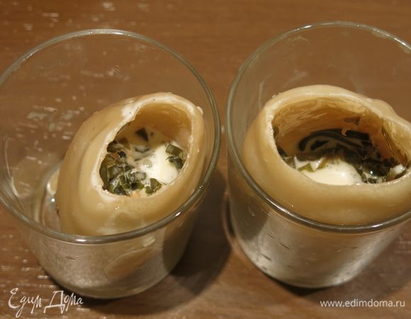 Кладем тушки кальмаров в стаканы, раскладываем массу на 1/2 объема.