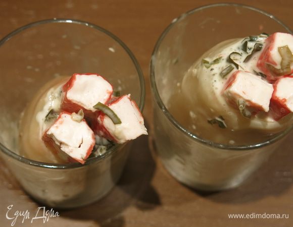 Вставляем крабовые палочки в тушки, у меня не очень длинные кальмары, палочки не поместились полностью. Заливаем остатки желе. Ставим на 1 час минимум на охлаждение, можно на ночь.