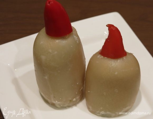 Из перца вырезаем «пламя», закрепляем на кальмаре. Подаем с зеленью. 
Приятного аппетита. С Новым годом!