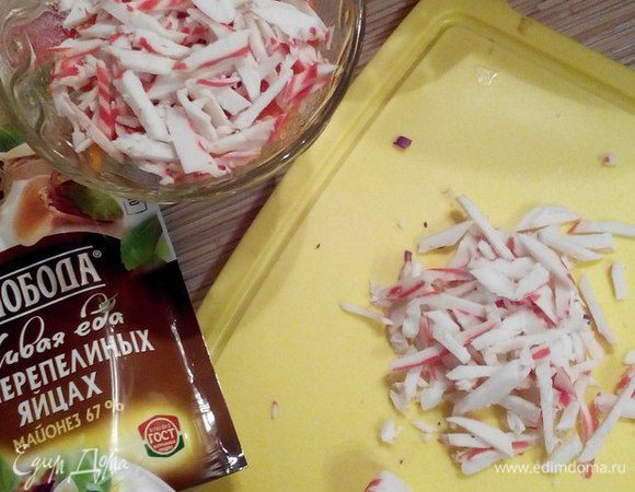 Следующий слой крабовое мясо (или палочки), мелко нашинкованные.