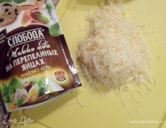 На мелкой терке натираем сыр.