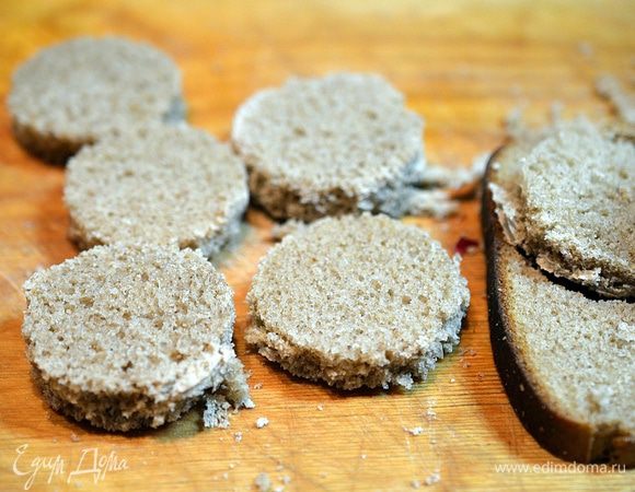 Из хлеба вырезать кружки с помощью рюмки.