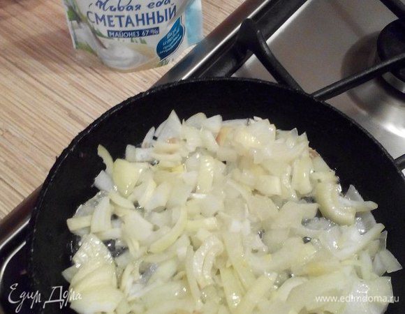 Лук обжарить  на растительном масле до золотистой корочки.