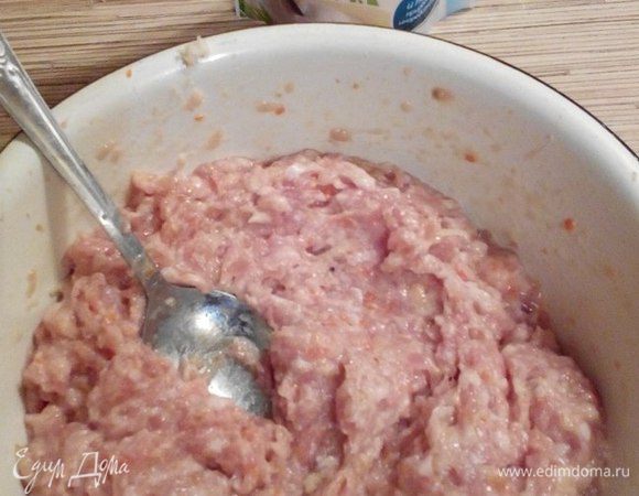 Готовим фарш, как на обычные котлеты. Я добавила специи, немного репчатого лука и 1 яйцо. У каждой же хозяйки свои секреты в этом деле, и каждая использует свой набор ингредиентов.  Пусть этот шаг будет как бы «домашним заданием».