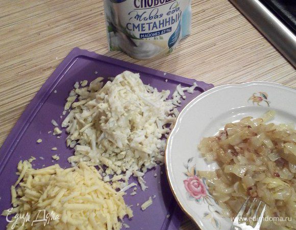 Заранее сваренные яйца и сыр натереть на крупной терке.  