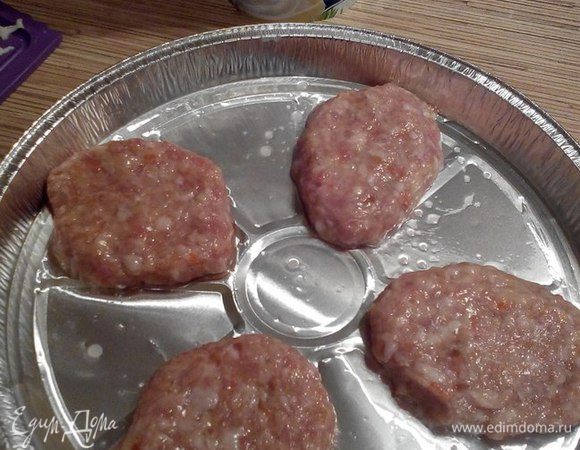 Формируем котлетки.  Делаем их плоскими, как лепешечки. Выкладываем их на противень, смазанный растительным маслом или застеленный пекарской бумагой. В этот раз я использовала форму из фольги. Очень удобно!