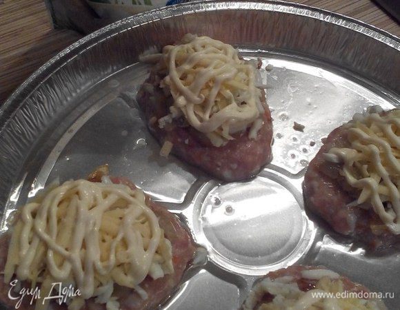 Затем выкладываем сыр и заливаем майонезом. Я обычно делаю сеточку из майонеза.