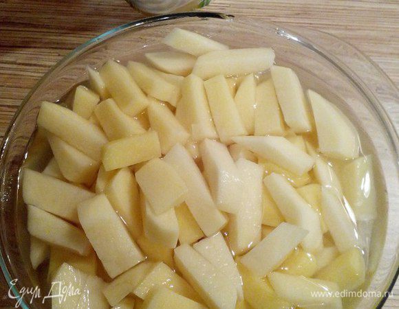 Теперь нужно подумать о гарнире. Картофель очистить и нарезать на небольшие брусочки.
