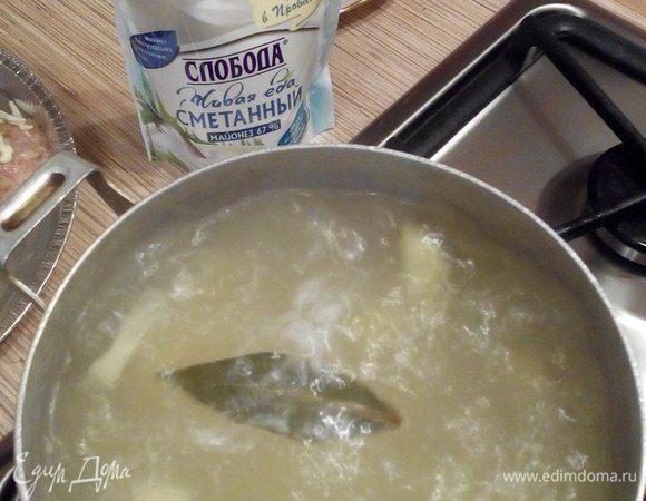 Отварить картофель до полуготовности, минут 5 — 7.