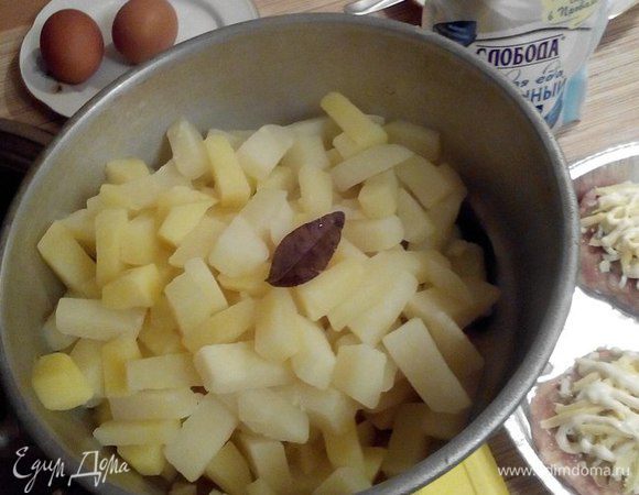 Опрокинуть картофель на дуршлаг.