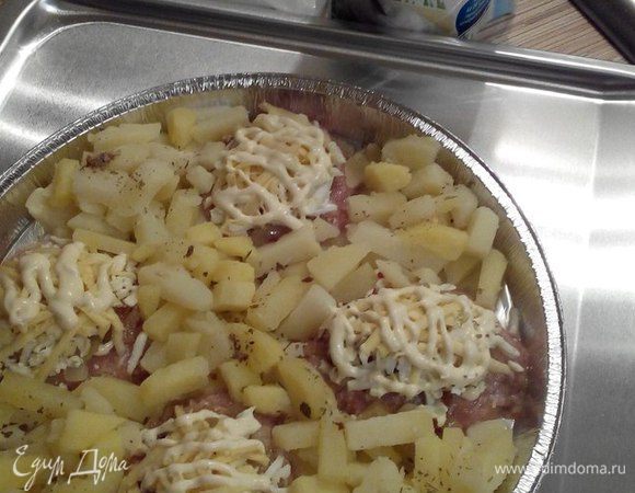 Выложить картофель в форму, где будут готовиться котлеты. Посыпать все специями. Выпекать в предварительно разогретой до 180°С духовке 30 — 35 минут.