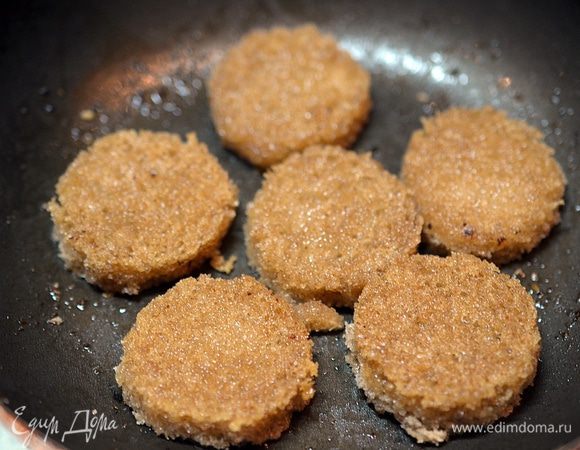 Обжарить или подсушить в духовке.