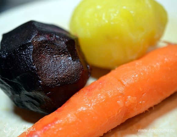 Овощи отварить и почистить.