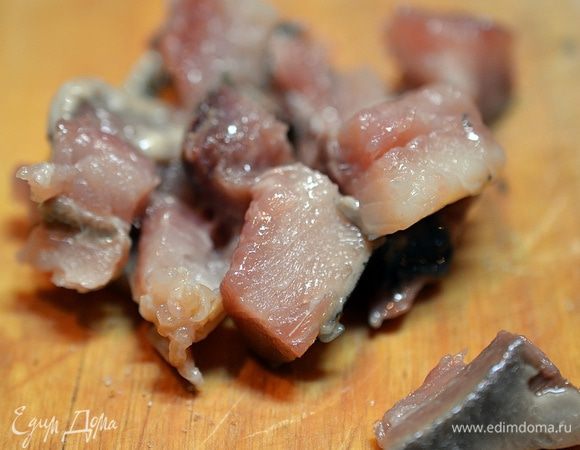 Сельдь разделать и нарезать на маленькие кусочки.