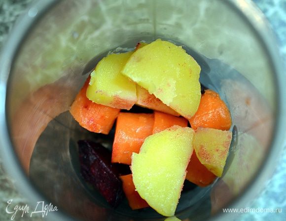 Сельдь и нарезанные овощи положить в чашу блендера.