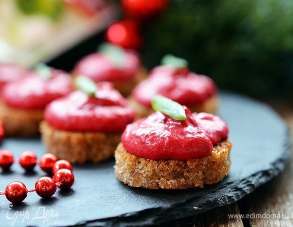 Выложить мусс на гренки и подать к столу.