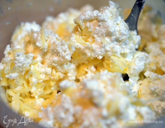 Сыр натереть на крупной терке, соединить с творогом.