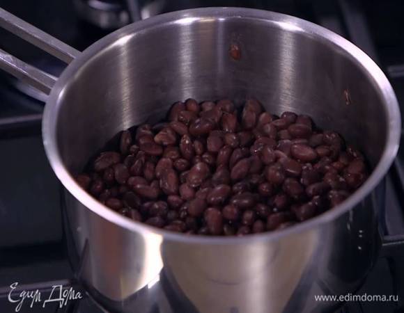 Фасоль замочить на ночь, затем отварить согласно инструкции на упаковке без добавления соли.