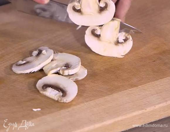 Шампиньоны нарезать тонкими пластинками.