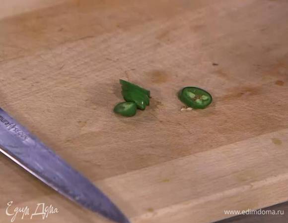 Халапеньо мелко порезать.