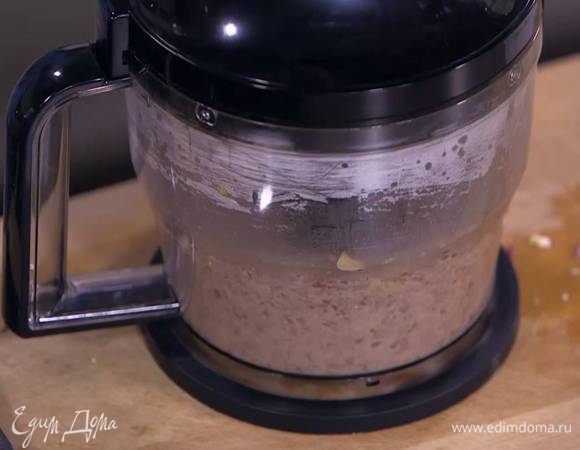 Отваренную фасоль поместить в чашу блендера, добавить яйцо, халапеньо, обжаренные грибы с луком и чесноком, все посолить и взбить в однородную массу.