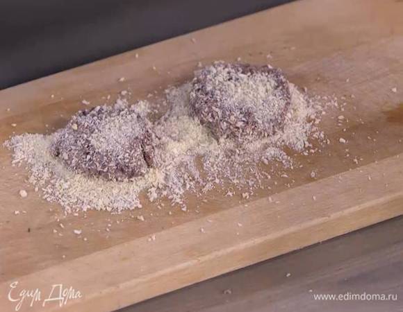 Сформировать из фасоли небольшие котлеты и обвалять со всех сторон в панировочных сухарях.