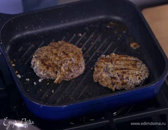 Разогреть в сковороде-гриль немного оливкового масла и обжарить котлеты с двух сторон.