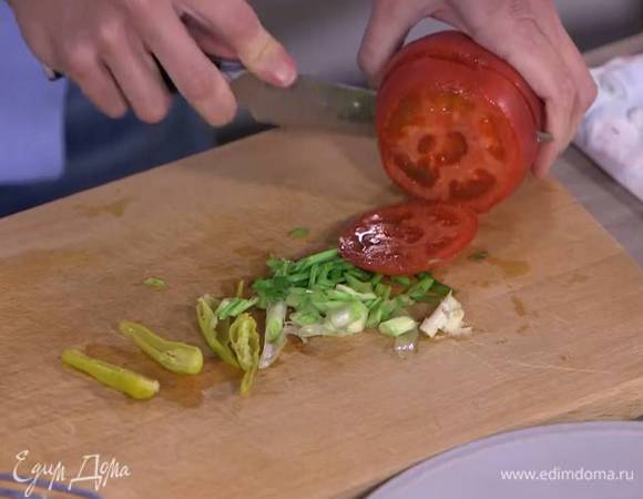 Помидор нарезать кружками.