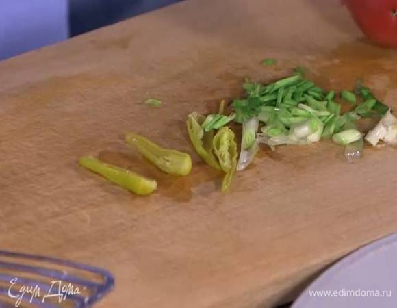 Зеленый лук мелко порезать наискосок.