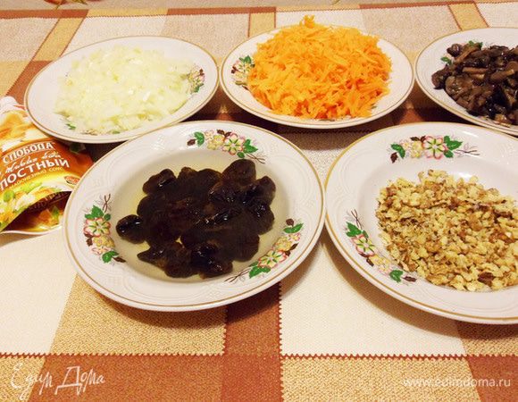 Грибы, лук очистить, помыть и мелко нарезать. Морковь очистить, помыть и натереть на крупной терке. Чернослив помыть и замочить в кипятке. Орехи измельчить. 